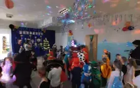 dzieci w przebraniach karnawałowych na udekorowanej sali