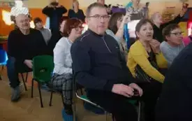 starze osoby siedzą na krzesełkach