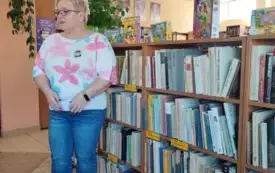 kobieta na tle regału z książkami