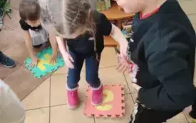 dzieci i piankowe puzzle z literkami