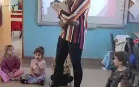 pani z kotem na rękach stoi pomiędzy dziećmi