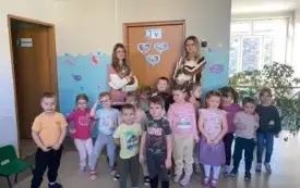 dzieci pozują do zdjęcia grupowo z tyłu dwie panie z kotami