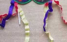 kolorowa maska karnawałowa leży na stole