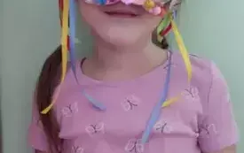 dziewczynka w kolorowej masce karnawałowej na oczach