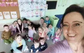 zdjęcie dzieci i pani nauczycielki, w tle dekoracje tłusty czwartek