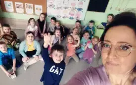 zdjęcie dzieci i pani nauczycielki, w tle dekoracje tłusty czwartek