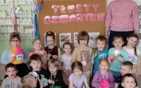 grupa dzieci wraz z panią nauczycielką pozują do zdjęcia przy dekoracji tłusty czwartek