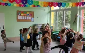 dzieci stoją na dywanie w śmiesznych pozach