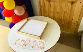 płaski podświetlacz obok niego obrazki z kotami