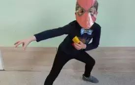 chłopiec w masce spidermana pozuje do zdjęcia