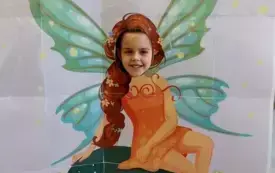 dziewczynka w fotobudce wr&oacute;żka siedząca na zielonym grzybie