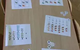 matematyczne karty pracy z motywem skrpetek leżą na stole