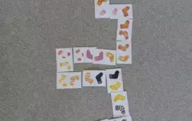 ułożone na dywanie domino z motywem skarpetek