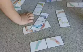 ręce dzieci i domino z motywek kolorowych skarpetek
