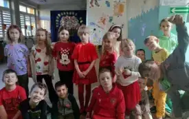grupa dzieci pozuje do zdjęcia