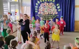 dzieci i nauczycielki na środku sali w pozie z uniesionymi rękami -klaskanie