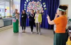 cztery nauczycielki na środku sali obok nauczycielka z mikroportem