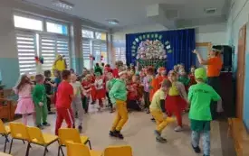 dzieci w grupie nad nimi linka kt&oacute;rą trzymają nauczycielki