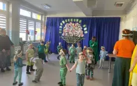 dzieci i nauczycielki na tle dekoracji kosz z owocami i warzywami