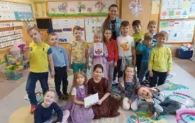 grupa dzieci wraz z panią nauczycielką pozują do zdjęcia 