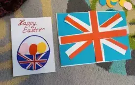 kartka wykonana przez dzieci z motywem angielskim i napisem happy easter