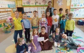 grupa dzieci wraz z panią nauczycielką pozują do zdjęcia 