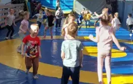 dzieci stoją w rozsypance na macie do ćwiczeń w tle napis uwierz w siebie możesz wszsystko