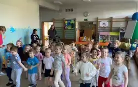 grupa dzieci na sali gimnastycznej