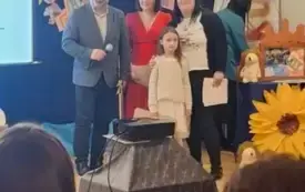 dziewczynka i dwie panie oraz pan pozują do zdjęcia w tle napis cała polska czyta dzieciom