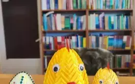 trzy ozdoby świąteczne w kształcie pisanki i kurczaczk&oacute;w małego i dużego