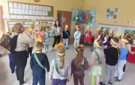 dzieci i panie nauczycielki stoją w kole