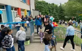 ludzie na pikniku w ogrodzie przedszkolnym