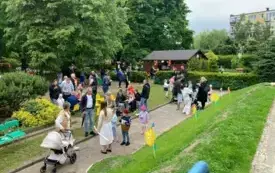 ludzie na pikniku w ogrodzie przedszkolnym