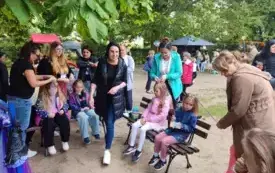 panie zaplatające warkoczyki dziewczynkom