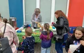 pani Kasia robi kawę przy stoliku kawiarenka