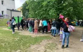 ludzie na pikniku w ogrodzie przedszkolnym