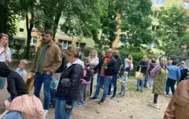 ludzie na pikniku w ogrodzie przedszkolnym