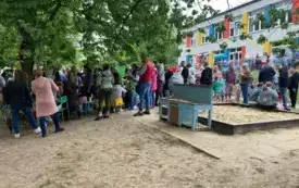 ludzie na pikniku w ogrodzie przedszkolnym