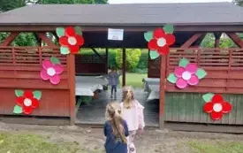 udekorowana altana kwiatami z papieru cukiernia pod topolą
