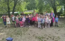 duża grupa dzieci pozuje do zdjęcia z panem alchemikiem i trzema nauczycielkami