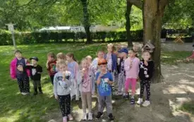 grupka dzieci z lodami w ogrodzie przedszkolnym