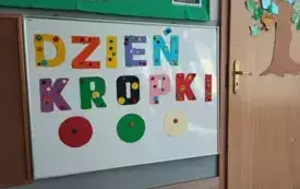 dekoracja kolorowy napis dzień kropki i trzy duże kropki pod napisem