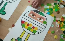 praca plastyczna w kształcie dużej kropki w paski kropka ma nogi na paskach przyklejone są kolorowe kropki i oczy