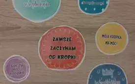 znaczki w kształcie kropek w r&oacute;żnych kolorach z napisanymi r&oacute;żnymi sentencjami