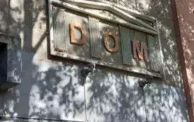 napis na ścianie DOM