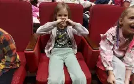dziewczynka na fotelu teatralnym