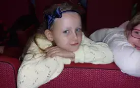 dziewczynka na fotelu teatralnym