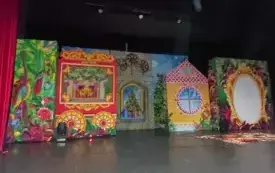 kolorowa dekoracja domk&oacute;w na scenie