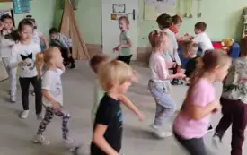 grupa dzieci na sali w ruchu