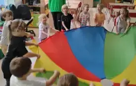 dzieci trzymają dookoła chustę animacyjną